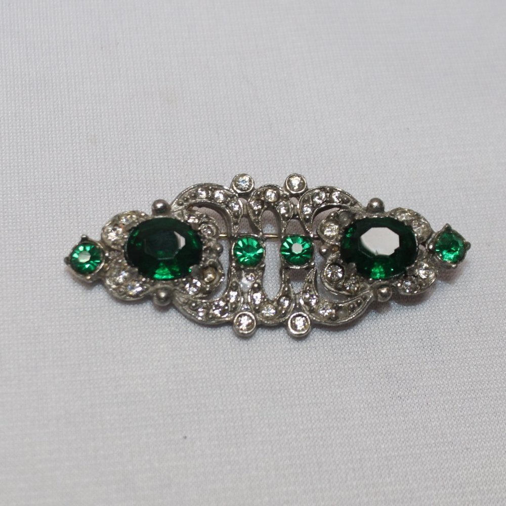 1930'S SIGNED PAUL SARGENT 24 KP CLEAR & EMERALD GREEN RHINESTONE BROOCH